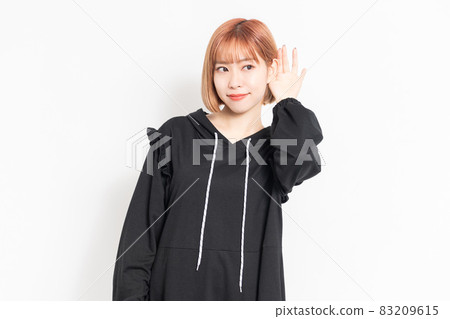 一個聽謠言的年輕女人 83209615