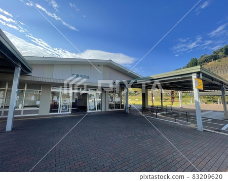 京都 Jukan 高速公路，Yura 河服務區在一個晴朗的秋日 83209620