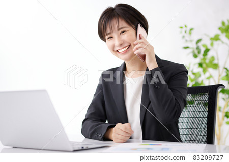 在辦公室使用智能手機的女商人 83209727
