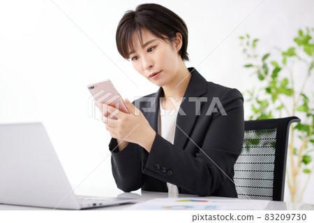 在辦公室使用智能手機的女商人 83209730