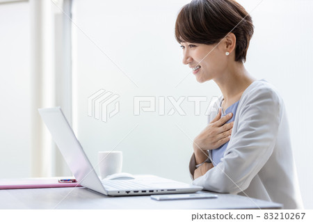 打視頻電話的微笑的女商人 83210267