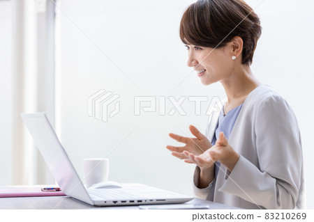 打視頻電話的微笑的女商人 83210269