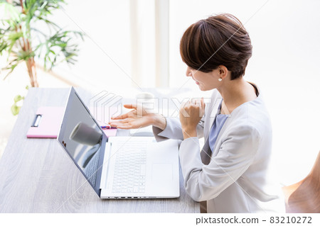 打視頻電話的微笑的女商人 打視頻電話的微笑的女商人 83210272