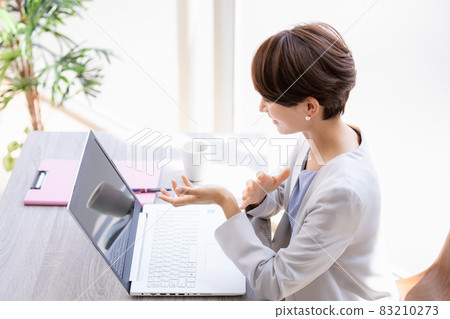 打視頻電話的微笑的女商人 打視頻電話的微笑的女商人 83210273