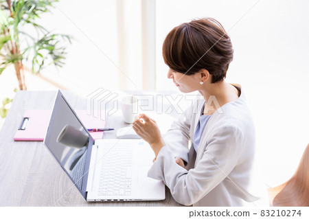 打視頻電話的微笑的女商人 83210274