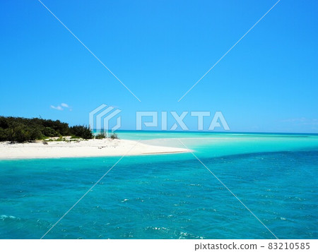 Beautiful waters of Ouvea Island, New Caledonia Beautiful waters of Ouvea Island, New Caledonia 83210585