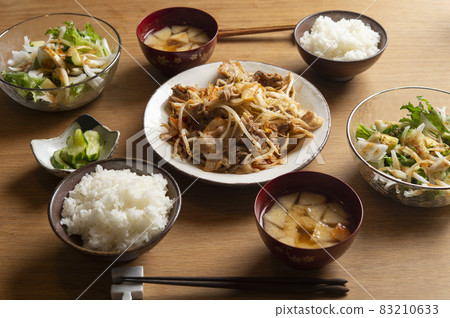 Stir-fried pork kimchi sprouts Stir-fried pork kimchi sprouts 83210633