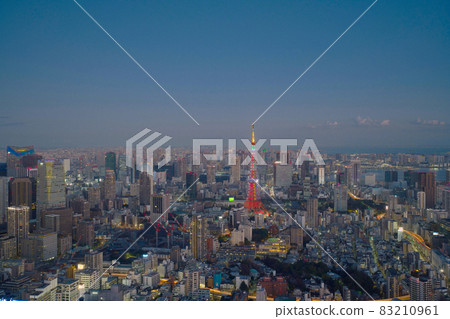 [東京] 燈火通明的東京塔城市景觀 83210961