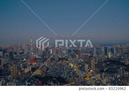 [Tokyo] Illuminated Tokyo Tower cityscape 83210962