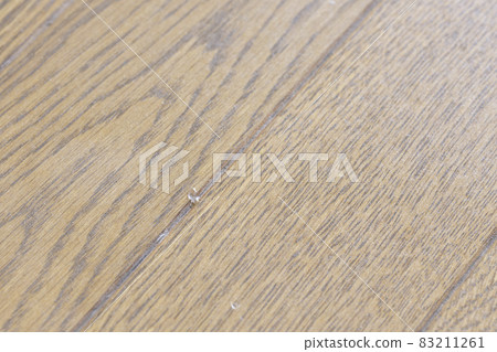 修補地板凹槽划痕 澆注修補劑後 83211261