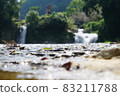 在水面附近拍攝的河流和瀑布 83211788