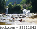 在水面附近拍攝的河流和瀑布 83211842