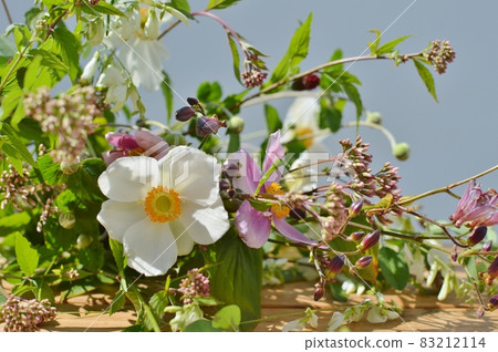 Arrangement of autumn flowers Arrangement of autumn flowers 83212114