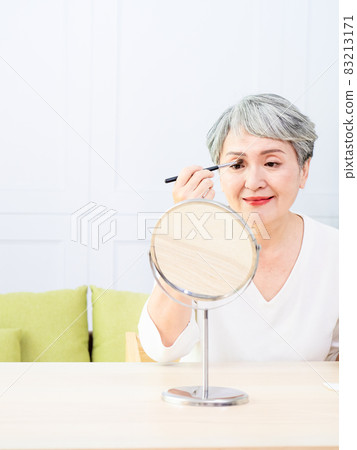 In front of the Asian women's self-sitting Kyoko, the bottom of the top coat of the cheeks printed on the cheeks. In front of the Asian women's self-sitting Kyoko, the bottom of the top coat of the cheeks printed on the cheeks. 83213171