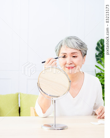 在亞洲女性自坐京子麵前,臉頰的上衣底部印在臉頰上。 在亞洲女性自坐京子麵前,臉頰的上衣底部印在臉頰上。 83213173