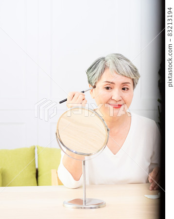 In front of the Asian women's self-sitting Kyoko, the bottom of the top coat of the cheeks printed on the cheeks. In front of the Asian women's self-sitting Kyoko, the bottom of the top coat of the cheeks printed on the cheeks. 83213194
