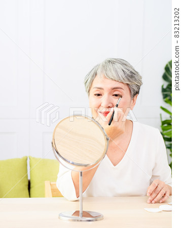 In front of the Asian women's self-sitting Kyoko, the bottom of the top coat of the cheeks printed on the cheeks. In front of the Asian women's self-sitting Kyoko, the bottom of the top coat of the cheeks printed on the cheeks. 83213202