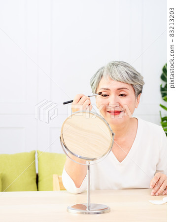 In front of the Asian women's self-sitting Kyoko, the bottom of the top coat of the cheeks printed on the cheeks. In front of the Asian women's self-sitting Kyoko, the bottom of the top coat of the cheeks printed on the cheeks. 83213203