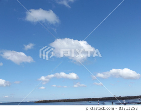 秋天的藍天白雲 秋天的藍天白雲 83213258