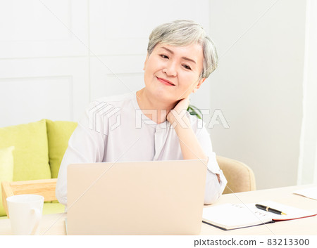 Excessive middle-aged female priest, causal feelings, pain, massage, neck. 83213300