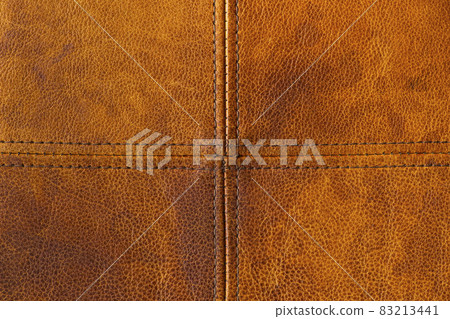 四個棕色老化皮革的接縫縫合在一起 83213441