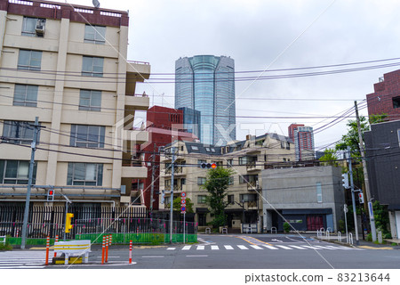 An intersection under Stars and Stripes Street, Tokyo, Roppongi, a town with various faces from the city center to a residential area An intersection under Stars and Stripes Street, Tokyo, Roppongi, a town with various faces from the city center to a residential area 83213644
