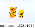 白色背景上的老虎雕像 83214034