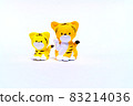 白色背景上的老虎雕像 83214036