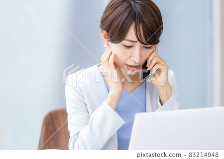惱人的女商人在智能手機上交談 惱人的女商人在智能手機上交談 83214948