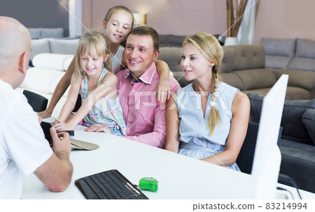 Family is consulting with the shop assistant 83214994