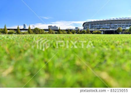 從新橫濱公園/草知廣場看新橫濱站和橫濱國際體育場（神奈川縣橫濱市）[2021.10] 83215055