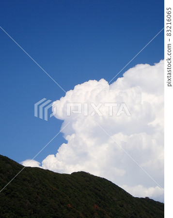 天空和雲彩和山 83216065