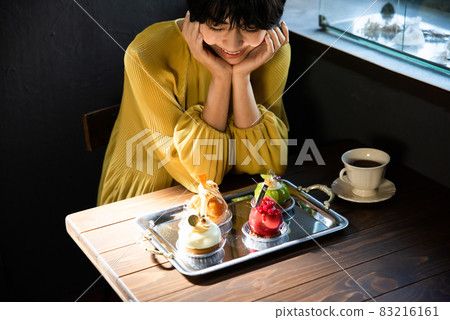在咖啡館選蛋糕的女人拍攝合作“西式糕點店情懷” 83216161