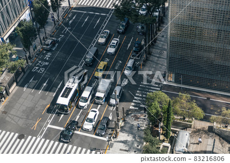 Car passing through the Ginza / Sukiyabashi crossing Car passing through the Ginza / Sukiyabashi crossing 83216806