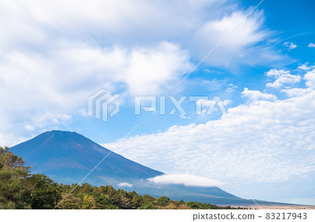 Mt. Fuji from Lake Yamanaka in the early morning 83217943