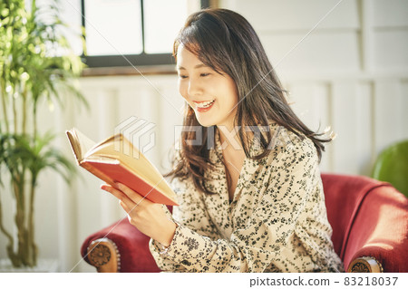 Reading woman 83218037