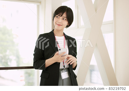在辦公室使用智能手機的女商人 83219702