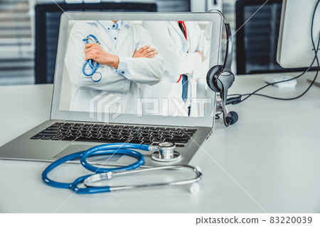 Telemedicine service online video call for doctor to actively chat with patient 83220039