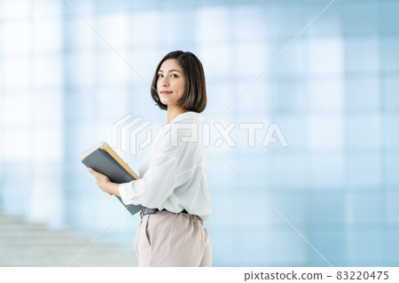 女性員工女商人企業圖像婦女工作計算機 女性員工女商人企業圖像婦女工作計算機 83220475