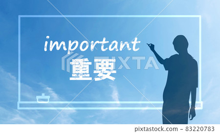 女性剪影和重要人物用粉筆寫在 blackboard_blue 天空背景 83220783