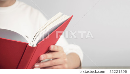 一個人在桌子上看書的特寫 一個人在桌子上看書的特寫 83221896