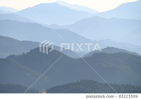 霧中的山 83223309