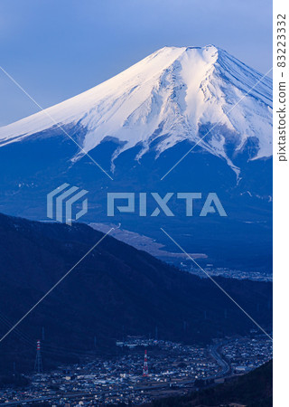 從高川山看白雪皚皚的富士山 從高川山看白雪皚皚的富士山 83223332