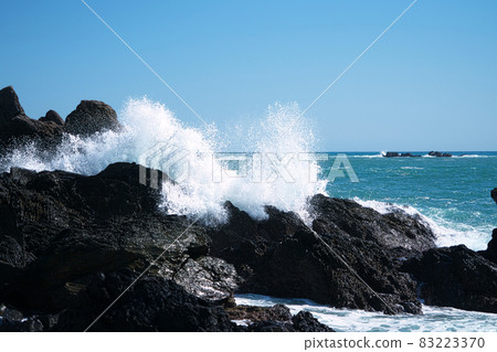 [室戶安南國海岸佐田公園] 海浪沖擊室戶岬的礁石並濺起水花 13 高知縣室戶市 83223370