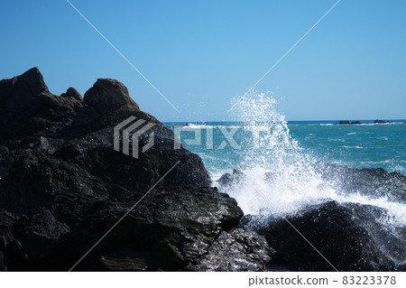 [室戶安南國海岸佐田公園] 海浪襲擊室戶岬的礁石並引起濺起 8 高知縣室戶市 83223378