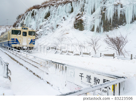Senjojiki Station Ice Curtain and Gono Line Regular Train Senjojiki Station Ice Curtain and Gono Line Regular Train 83223506