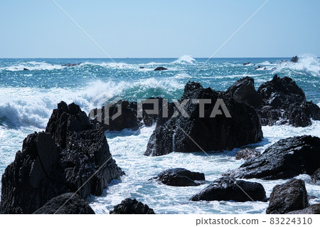 [Muroto Anankoku Kaigan Sada Park] Waves crashing against the rough shores of Cape Muroto 1 Muroto City, Kochi Prefecture 83224310