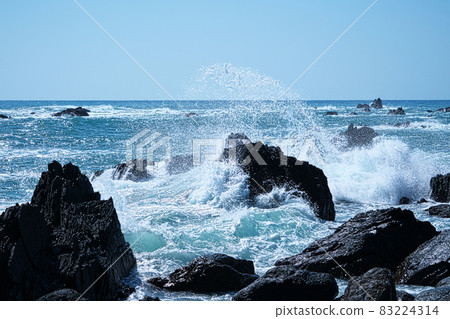 [室戶安南國海岸佐田公園] 海浪襲擊室戶岬的礁石並引起濺起 35 高知縣室戶市 83224314