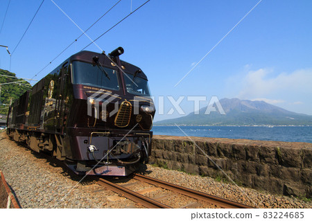 Cruise train "Nana Star in Kyushu" and Sakurajima 83224685