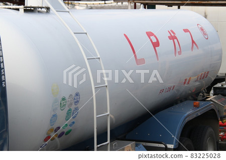 Vehicles carrying LP gas 83225028